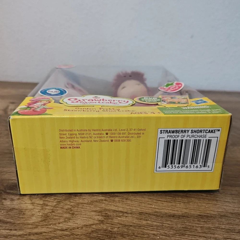 NIB Hasbro Strawberry Shortcake Garden Pretty Doll 6in Pink Green Scented 2012